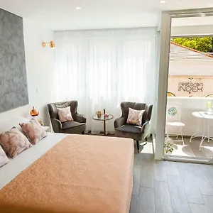 Gasthuis Rose Gold & With Balcony, Split